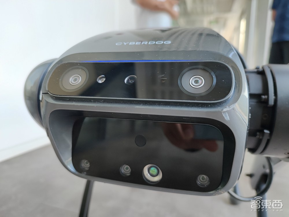 深度体验小米“铁蛋”机器狗：作揖卖萌后空翻，六大黑科技揭秘