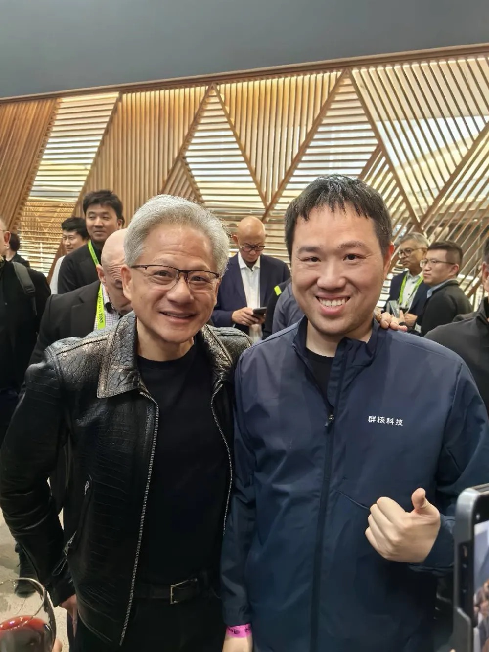 雷军投的前英伟达员工IPO了！开盘暴涨172%