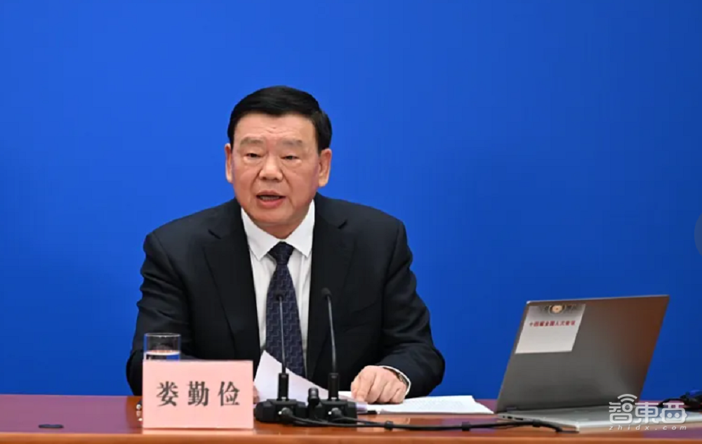 DeepSeek被点名表扬!17位两会代表热议AI,电车牌换配色赢网友狂赞