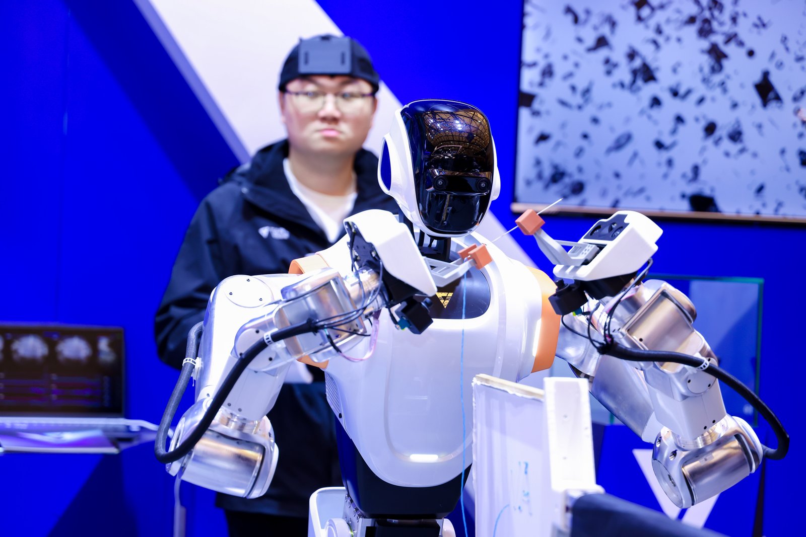 暴走两万步逛遍中国版CES!AI养龙虾、人形机器人火爆,追觅手机上手