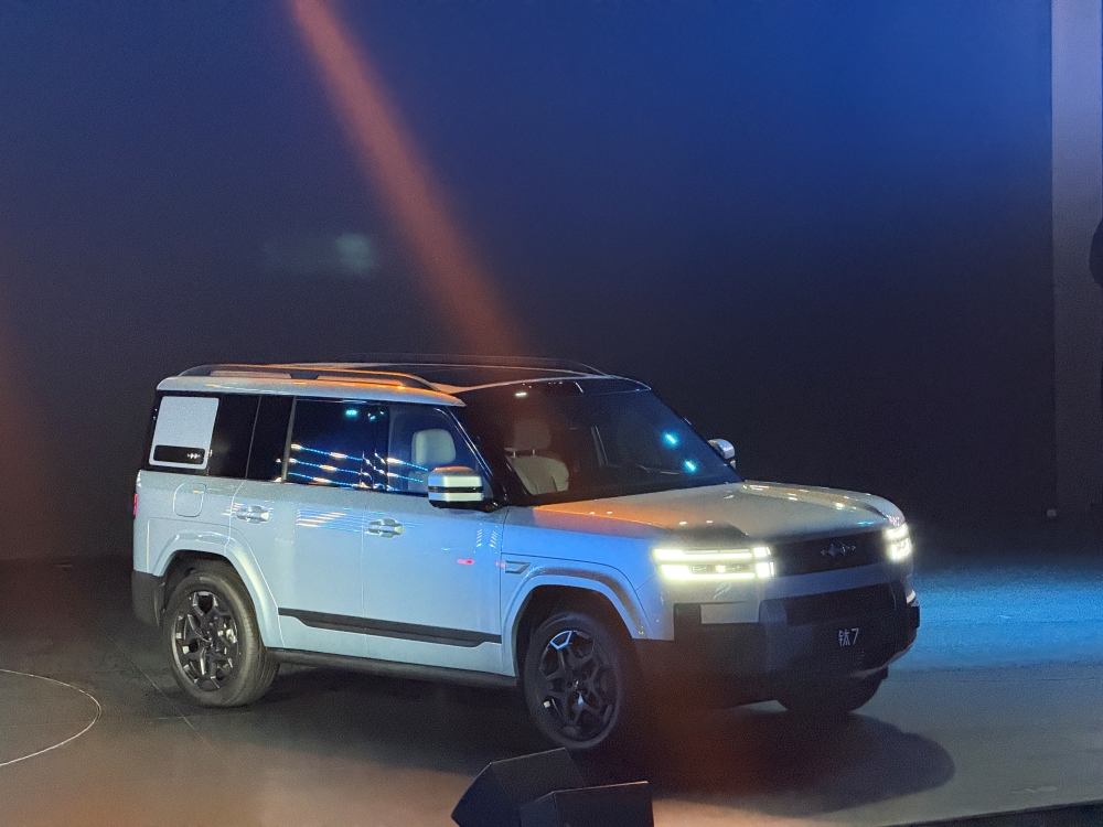 17.98万起!方程豹钛7玩出新花样,无人机、电动滑板随车一起卖