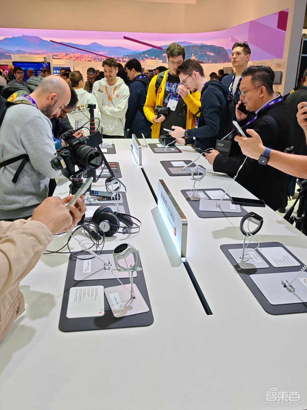 中国硬科技霸场MWC！小米SU7出征，华为搞大事，AI炸了芯片窝