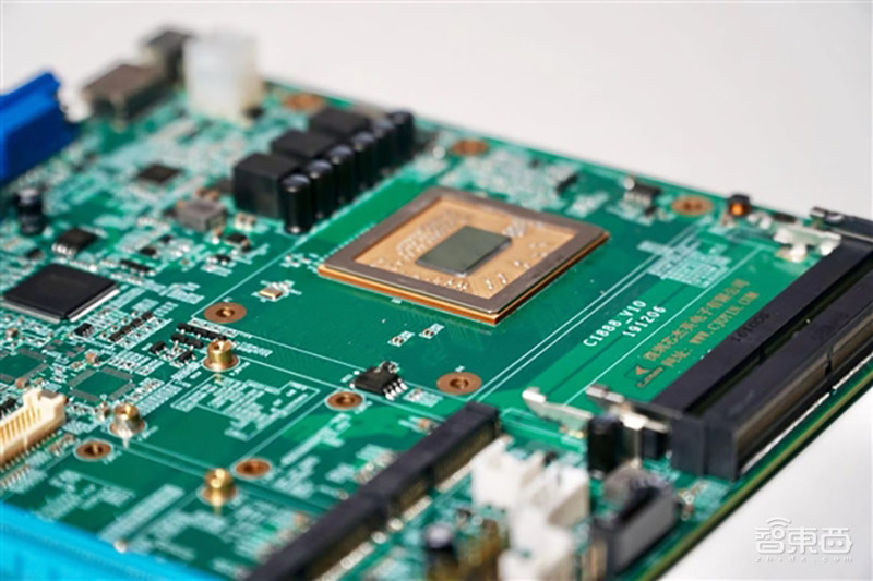 国产CPU性能直追英特尔七代i5！解密兆芯新一代8核x86 CPU