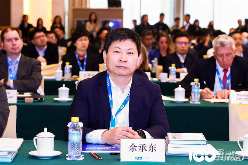 余承东当面称智驾体验比小鹏好!何小鹏首曝15万元新车!百人会首日大佬齐放狠话