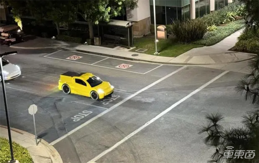 特斯拉Robotaxi高调定档!马斯克给公交车判死刑,新势力智驾老大:很期待