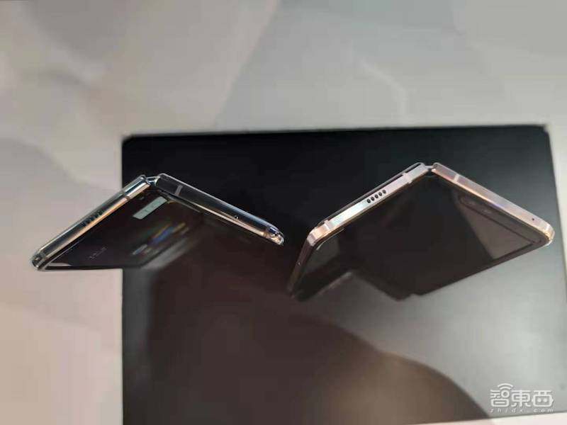 三星推了12款的“万元”翻盖机!今天变成折叠屏5G手机