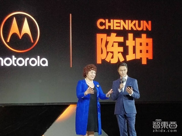 整套售价9999! 这是联想最贵最硬的MOTO手机