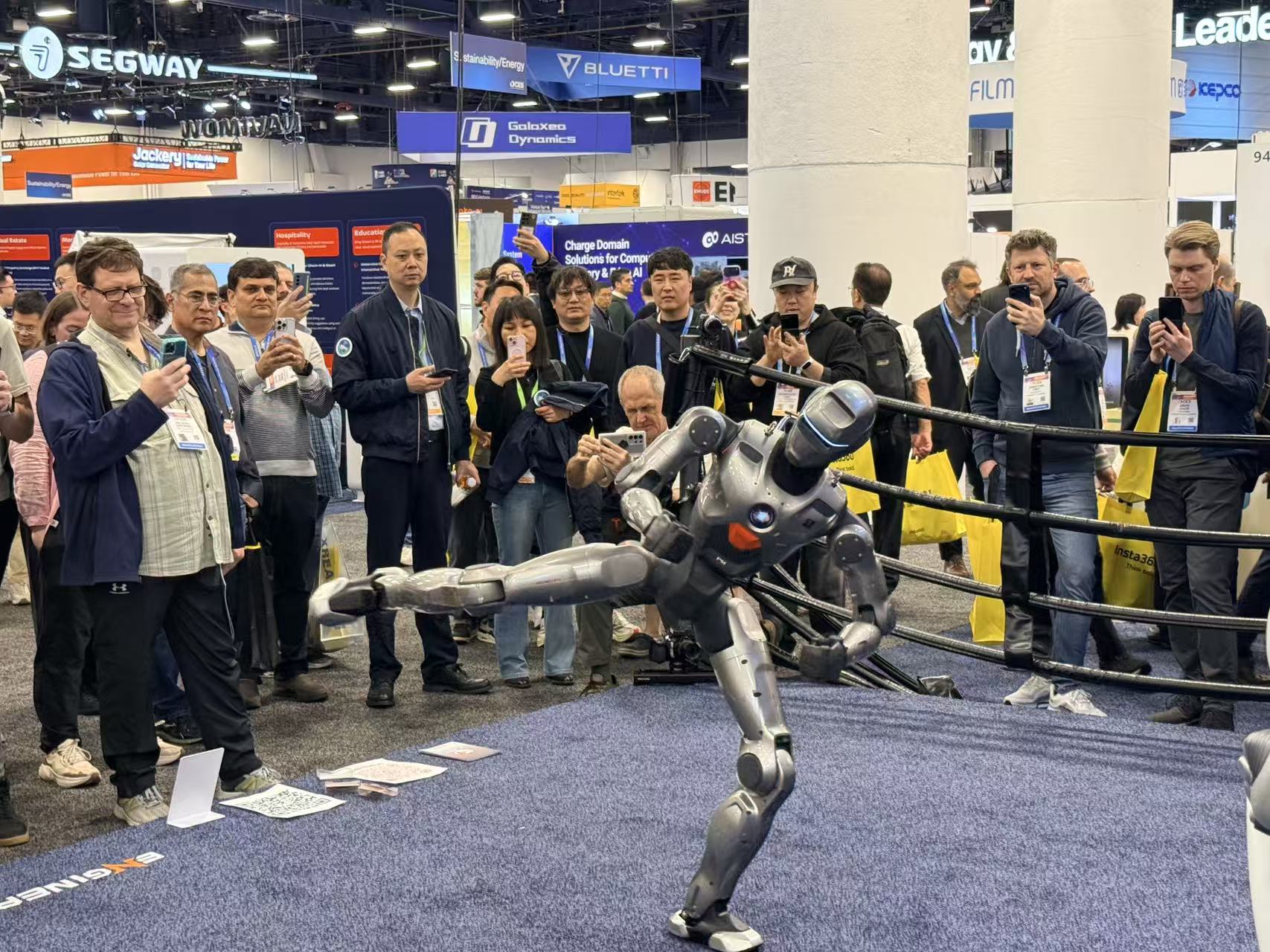 暴走2萬步逛遍CES2026：9大方向最火，中企霸場，機(jī)器人全明星大亂斗