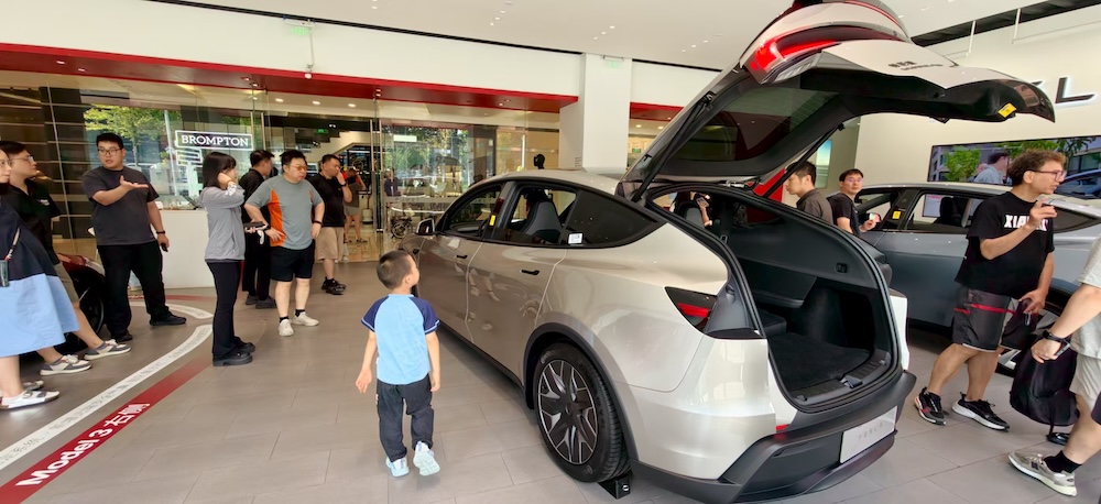 特斯拉Model Y L卖爆了!6天卖空一个月产能,工作日顾客挤爆门店,暴雨还来看车