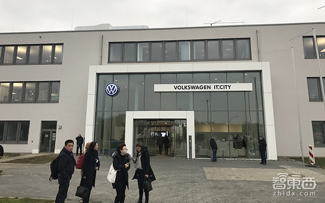 秒速造車(chē)！探訪大眾歐洲工廠，已被機(jī)器人占領(lǐng)