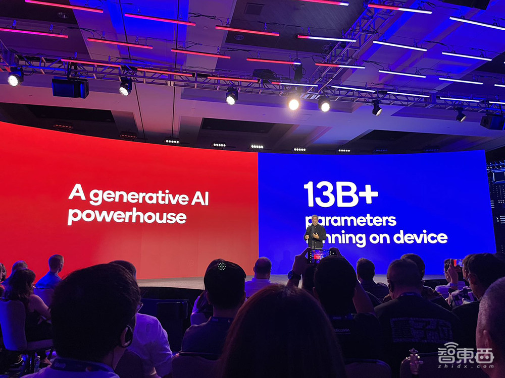 高通甩出最强芯片三件套!手机跑100亿参数大模型,PC芯片逆袭苹果英特尔