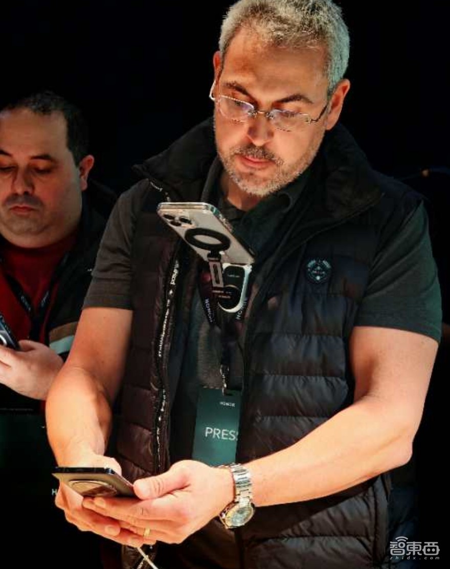 荣耀AI全家桶炸场MWC!CEO赵明宣战苹果,解密平台级AI杀手锏