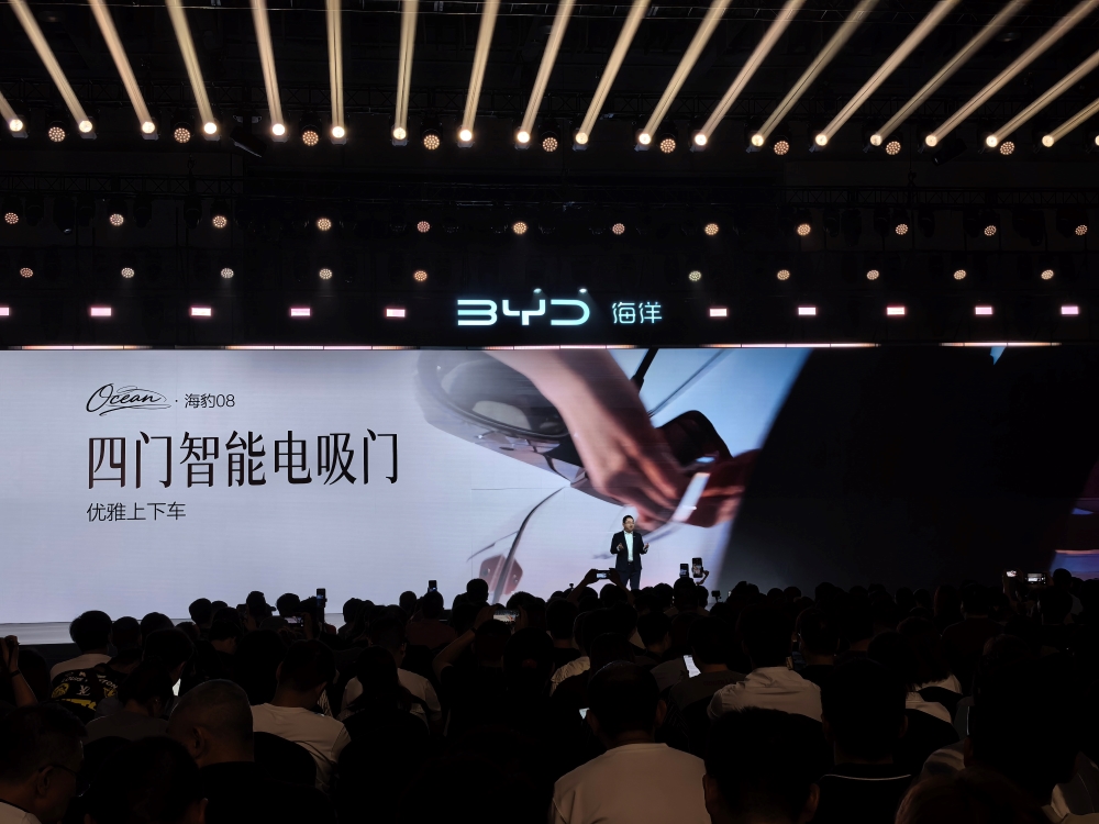 比亚迪海洋旗舰家轿19.69万起开卖！云辇-A、后轮转向、天神之眼B全上车