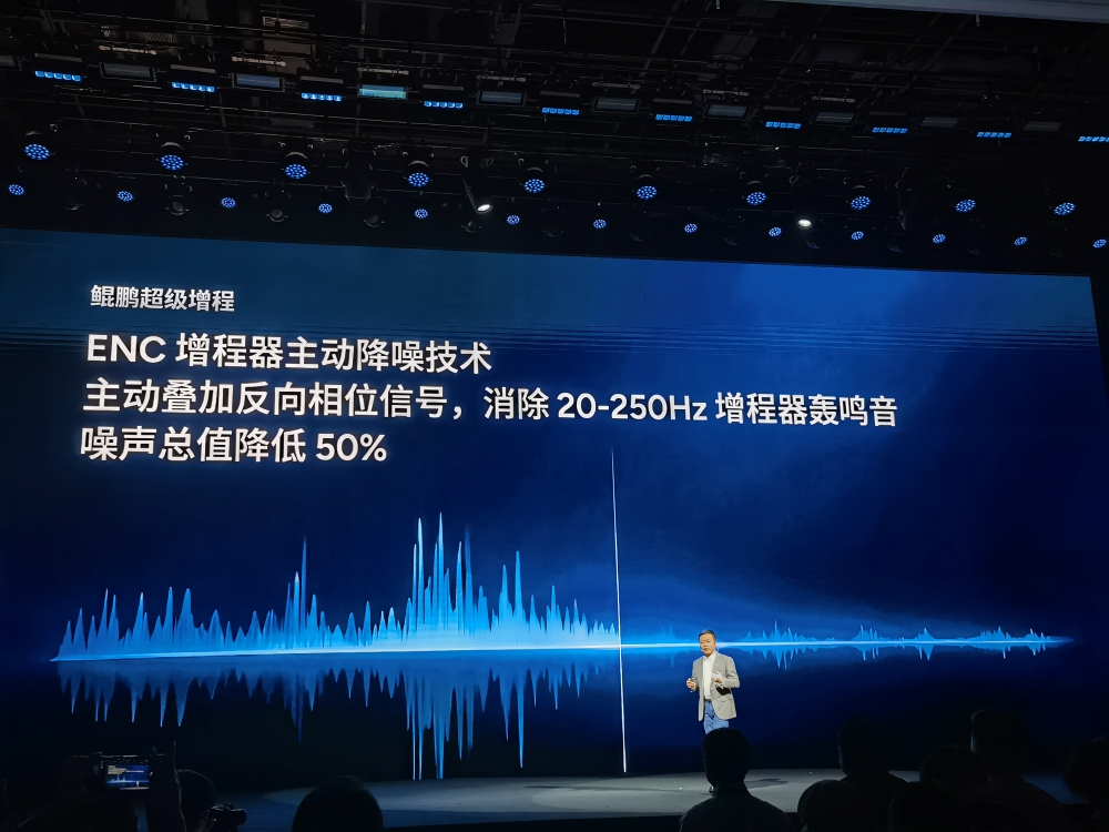 小鹏X9增程版预售35万起！何小鹏感慨不再是纯电车企，现场拆机器人