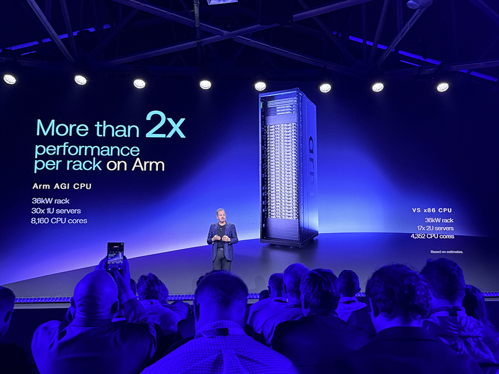 起猛了！Arm推出首个自研CPU，黄仁勋贴大脸发言