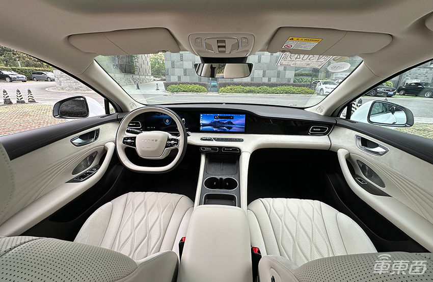 好看,好开,好便宜!试驾荣威新能源轿车D7