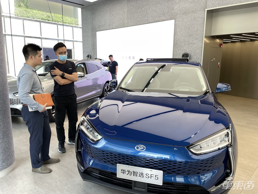 华为卖车有多火?一天超百人试驾,销售都不够用了