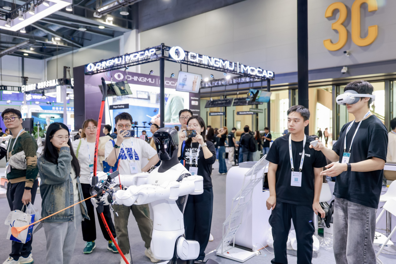 IROS机器人大游行!智元全产品亮相,上演叠衣服、分拣大比拼