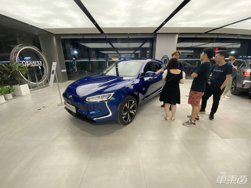 华为卖车有多火？一天超百人试驾，销售都不够用了