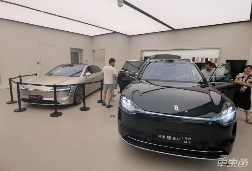 谁在看享界S9?实探北京两家门店,中年老板居多,家庭客户热情不高