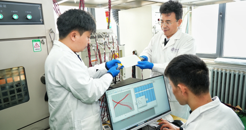 中国锂电技术再登国际顶刊！不用固态电池也能续航翻倍，零下五十度照样跑