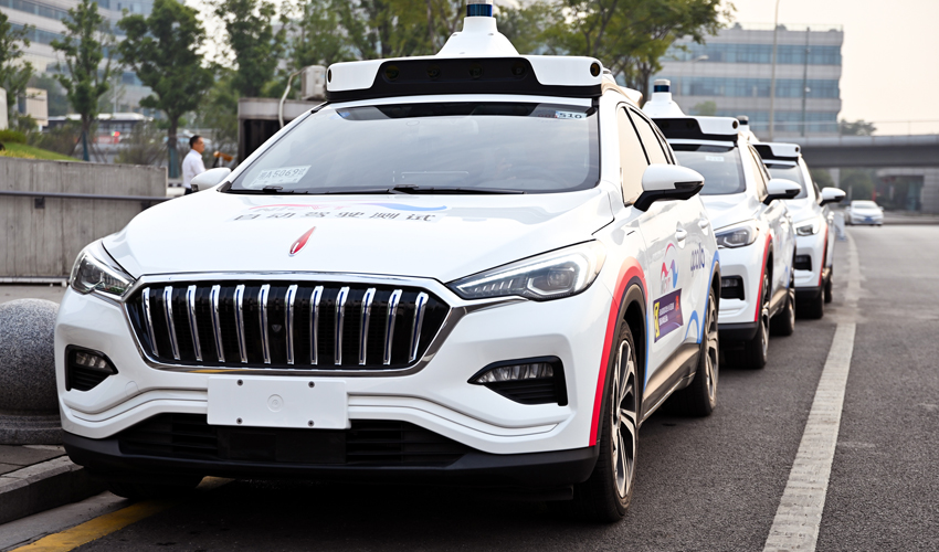 长沙实测百度RoboTaxi!45台车在街上跑,表现像个老司机