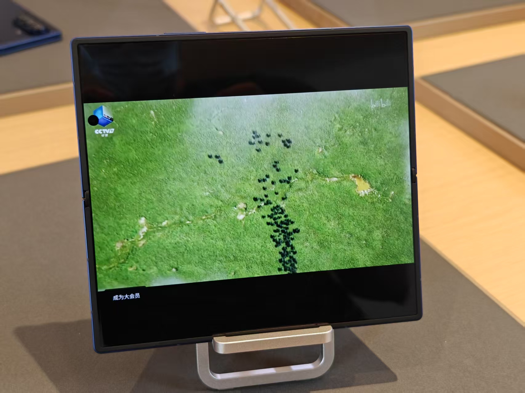 全球首发体验！三星折叠屏Galaxy Z Fold7上手：太轻薄了，AI圈搜万物