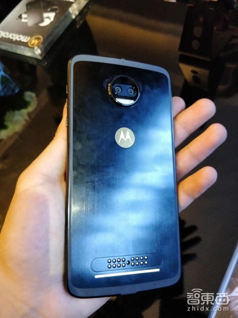 整套售价9999! 这是联想最贵最硬的MOTO手机