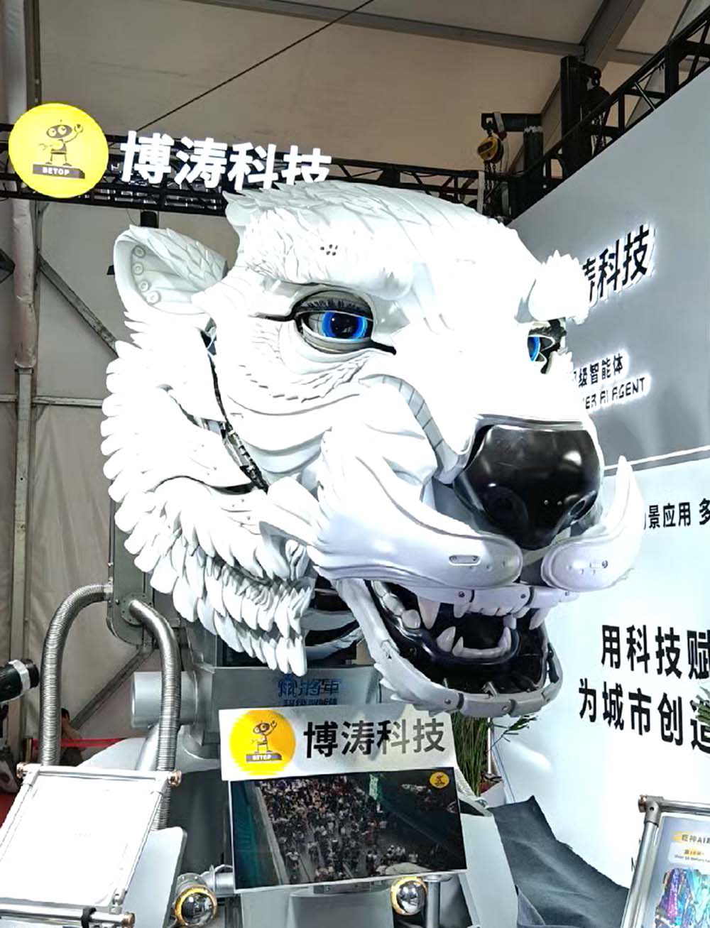 最贵97万搬回家,人形机器人天团涌入北京!暴走2万步玩命逛完,亮点都在这了