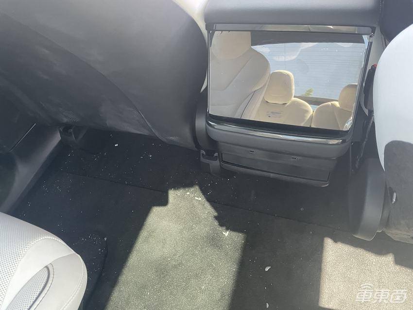 新款Model X或提前交付！内饰细节再曝光，第二排有8寸大屏