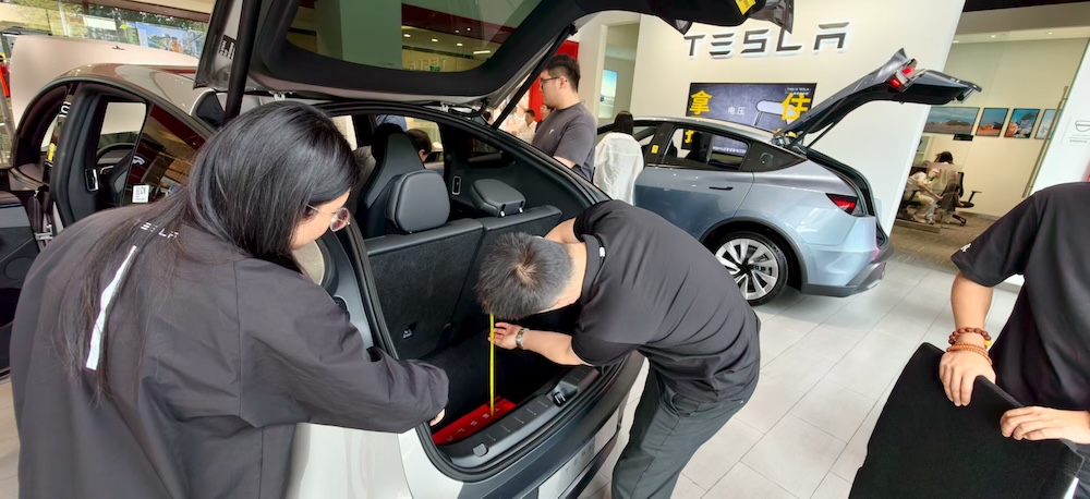 特斯拉Model Y L卖爆了！6天卖空一个月产能，工作日顾客挤爆门店，暴雨还来看车