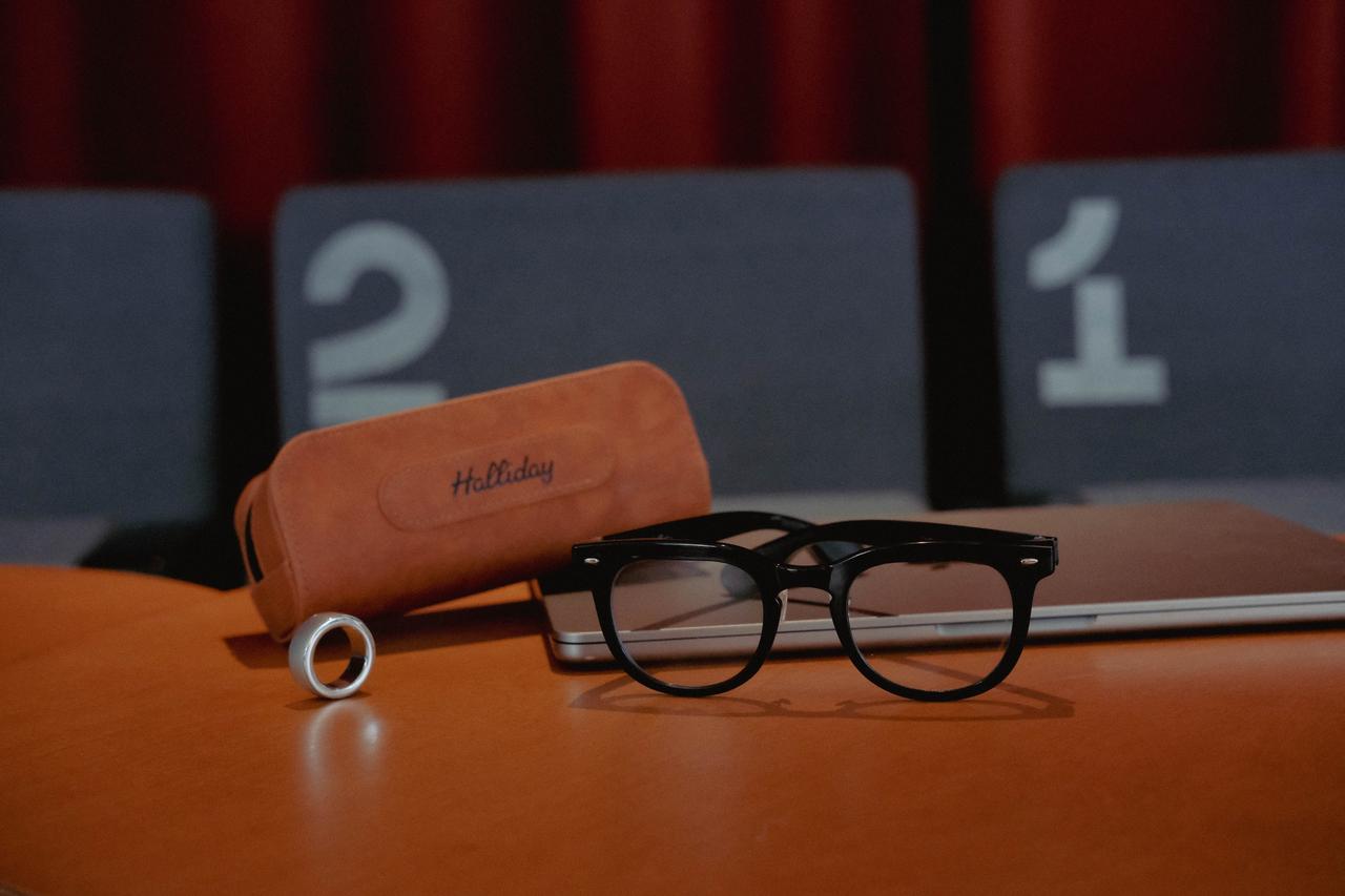 全球首款可配处方镜片的AI眼镜开启国内预售,2499元起