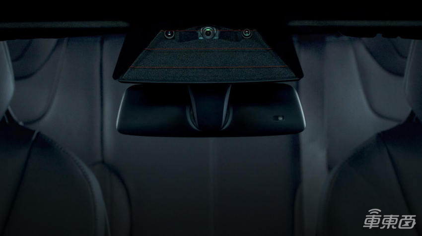 后怕！司机睡着了，特斯拉一边超车，一边撞路桩