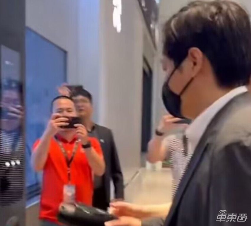 雷军很忙！发完手机连夜赶往车展，去了这8家展台