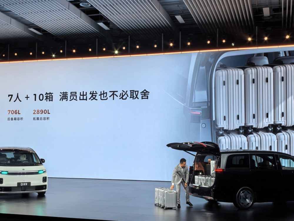 25万入手旗舰MPV！零跑又掀桌子了，朱江明喊话对标埃尔法