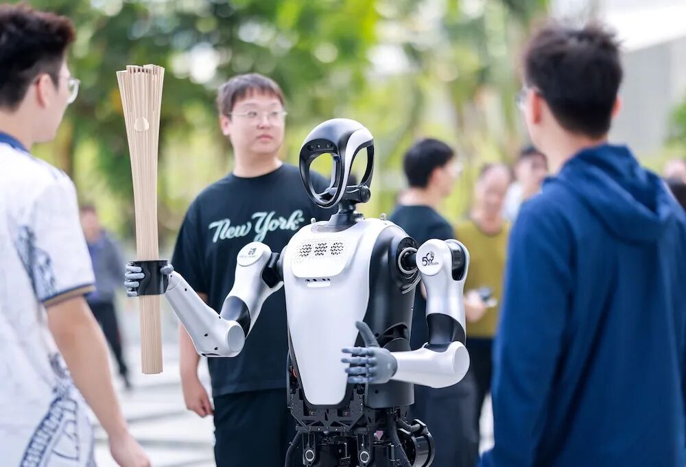 全球首个5G-A人形机器人火炬手亮相！十五运负重拟人奔跑、千里之外也瞬时响应