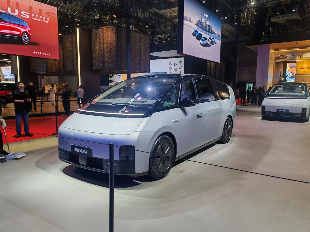 上海车展首日：雷军没来小米展台仍爆满，余承东预言新车“大爆”，何小鹏忙着遛“人”