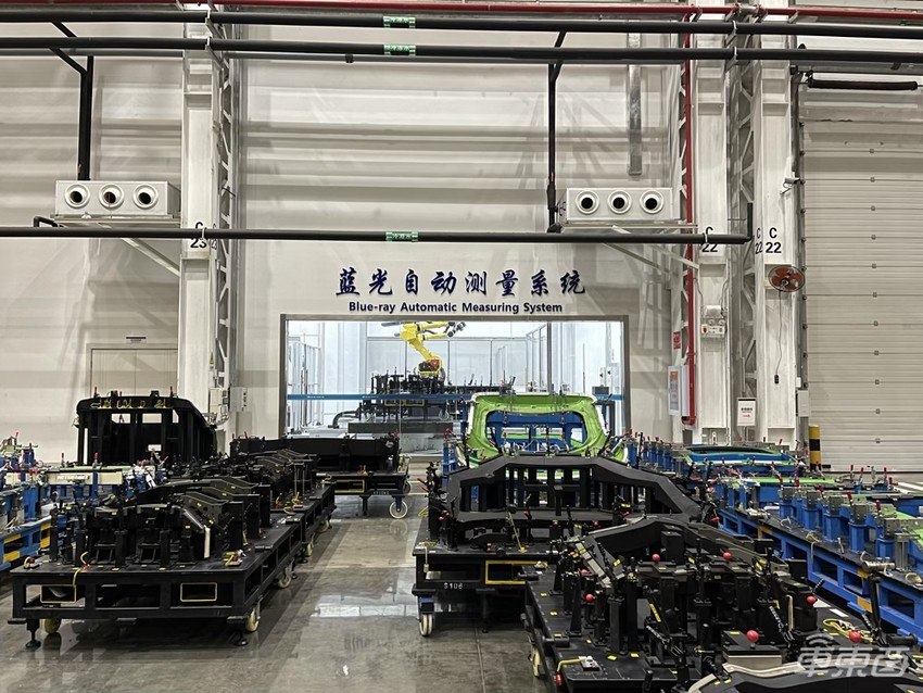 重庆试驾华为版增程电动车:动力不输百万级跑车,华为音响上档次