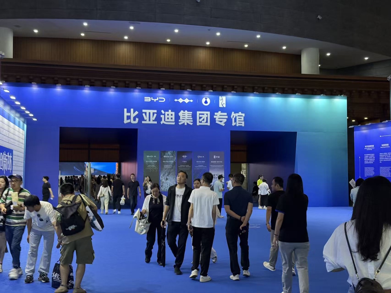 洋豪品牌一个没来！国产车价格战现场开打，暴走3万步看成都车展六大真相