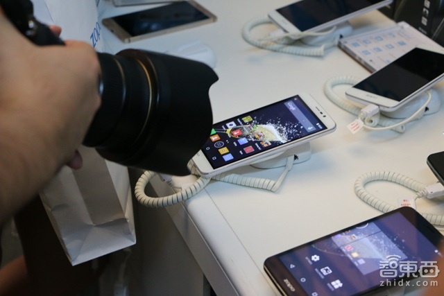 卓普发布首款智能手表 还请了赛车手做代言