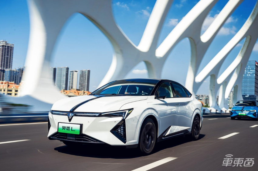 车里塞了6块屏!本田新电车12.98万开卖,加速发力年轻市场