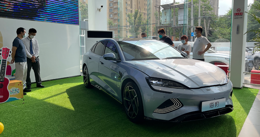 6万人等提车,特斯拉平替,比亚迪海豹有这么火?