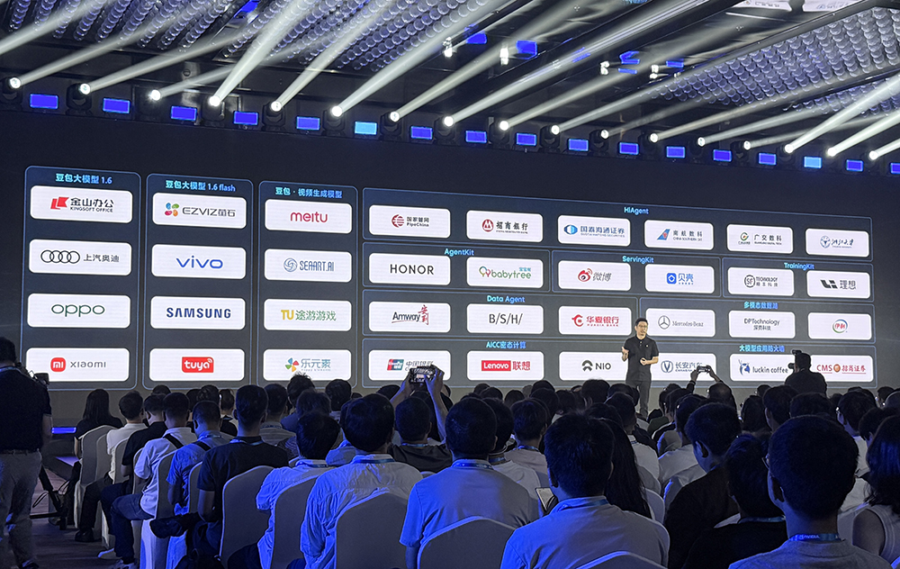 豆包最强AI修图模型来了!动嘴就能精准P图,扣子开源版上线,还搞定同声传译