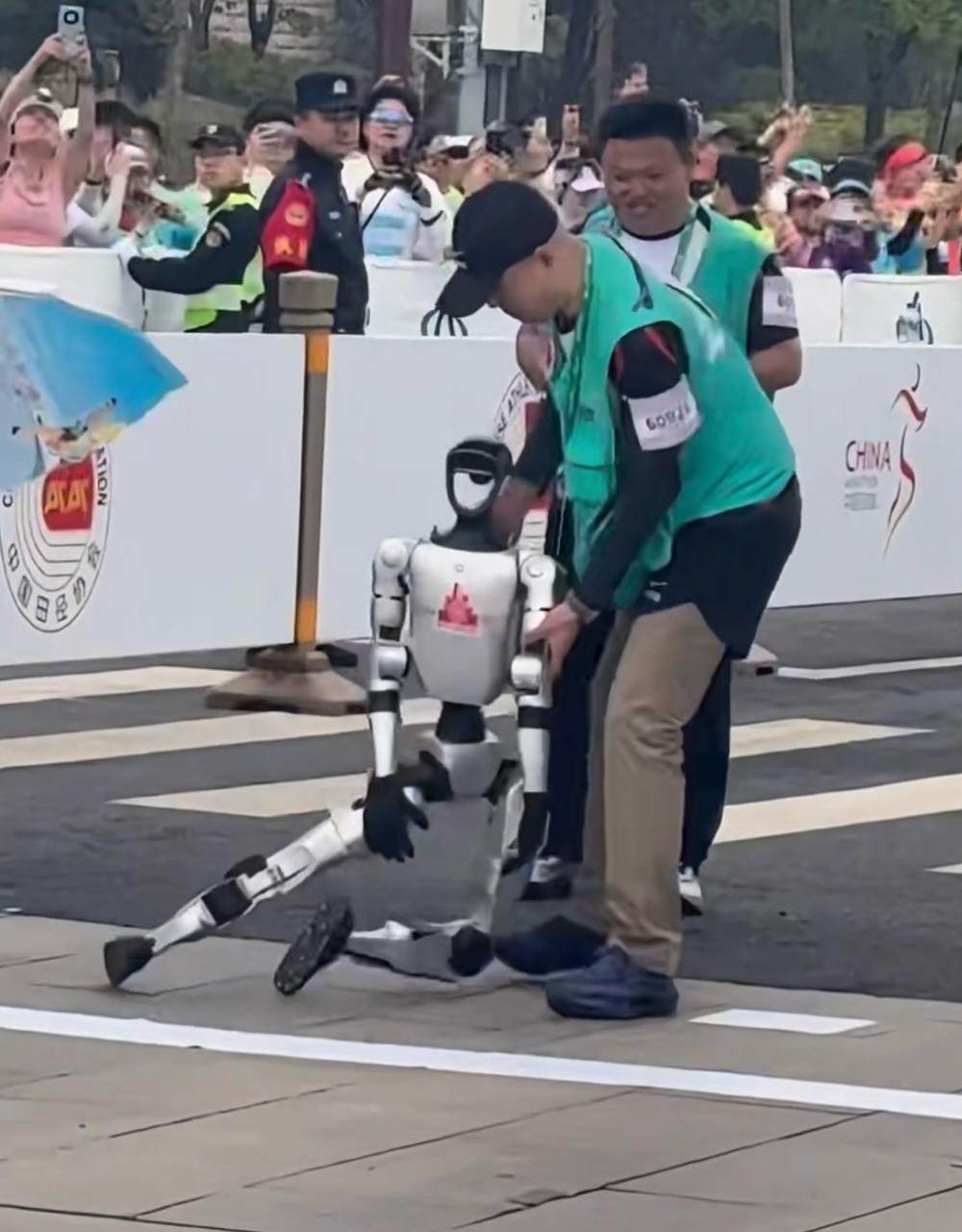 宇树机器人决定再战田径场!