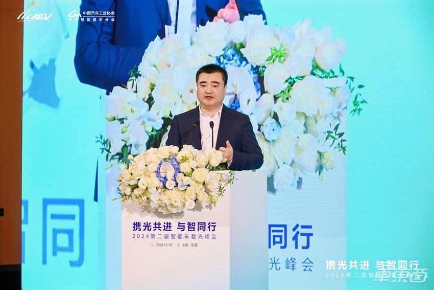 第二届智能车载光峰会举行，华为首批智能车载光认证合作伙伴完成签约