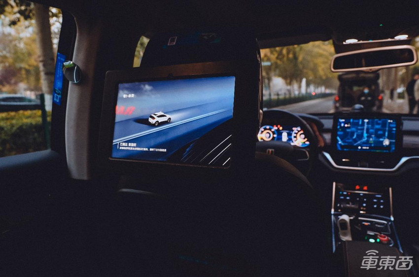 创历史！百度萝卜快跑获准收费运营，近70台车今起向公众开放