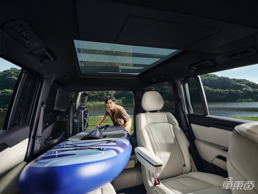 极石01售价34.99万起！除了彩电大沙发，还带厨房热水器