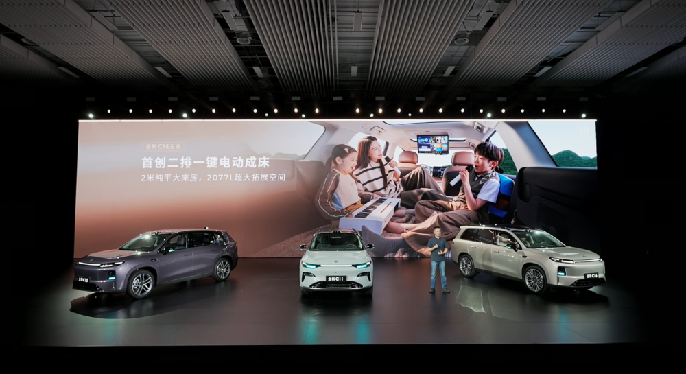 零跑发狠了！三款车17个版型一起上，打满12到17万市场