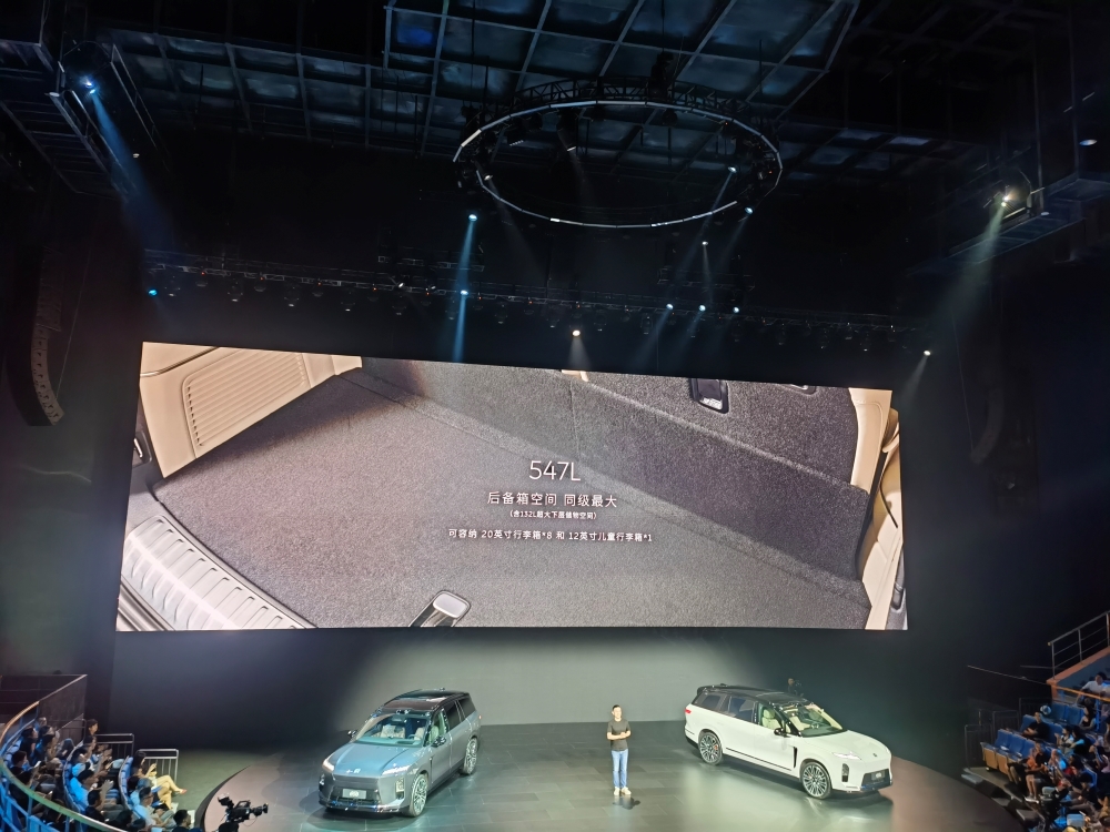 李斌豁出去了!全新ES8预售比老款便宜12万,蔚来美股大涨超10%