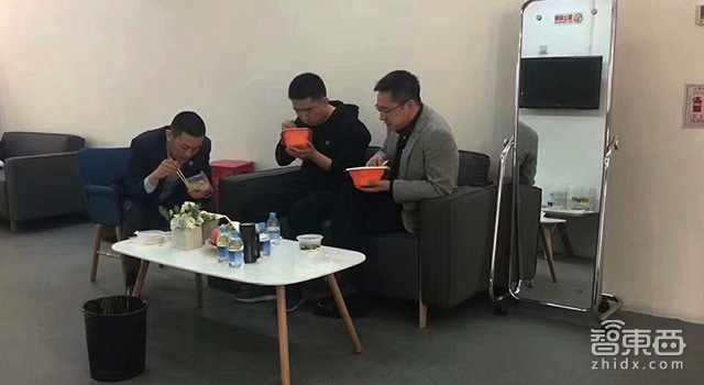 风光背后!五个中年造车男的日常 李斌1日7场会